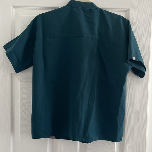 Figs Scrub- Oversized scrub top - Picture 2 of 5